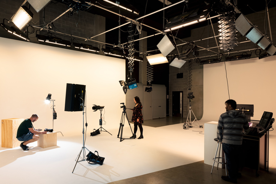 92A2058 Edit Setting up a photography shoot in the lighting studio